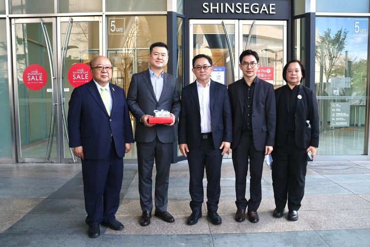 “พาณิชย์” เจาะตลาดปูซาน สำรวจสินค้าไทยใน Shinsegae Food Market เร่งต่อยอดช่องทางค้าปลีกคุณภาพ ขยายโอกาสสินค้าไทยสู่ผู้บริโภคเกาหลีใต้