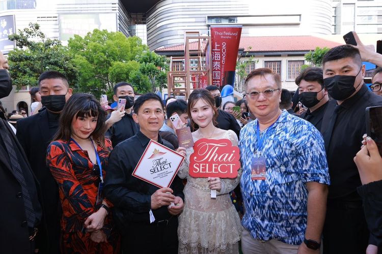 DITP ชูกลยุทธ์ผลไม้ไทยพรีเมียมบุกเซี่ยงไฮ้ ดึง “ออม สุชาร์” สร้างการรับรู้
พร้อมจับมือ Ole รุกคาเฟ่ขยายตลาดผู้บริโภคชาวจีนยุคใหม่